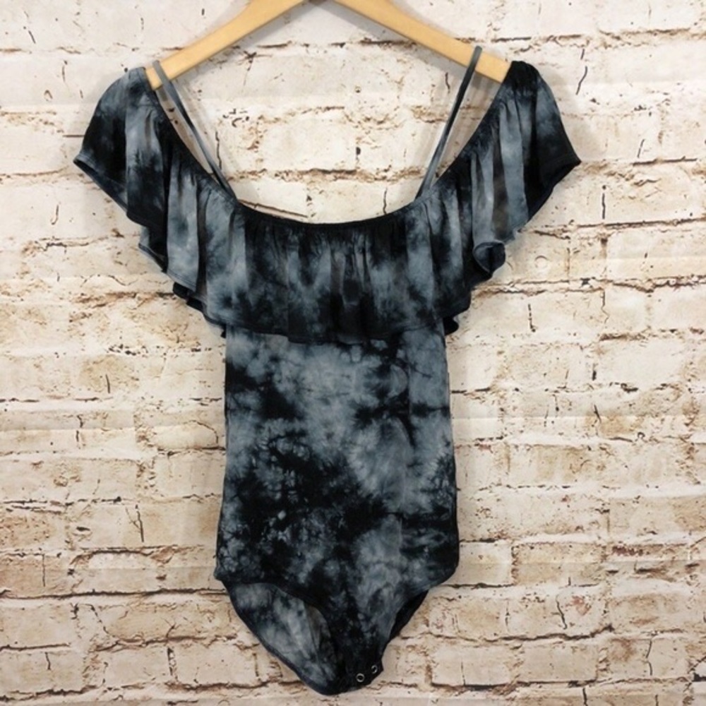 American Eagle tie dye cold shoulder bodysuit🌸
